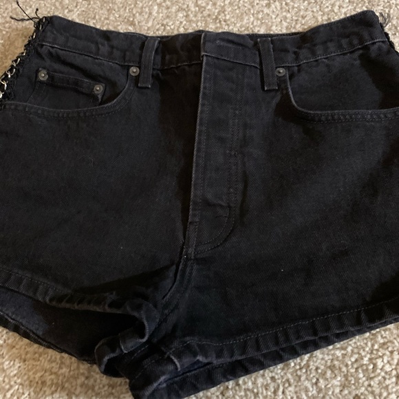 💌bundle3for15%off💌 EDGY CHAIN DETAIL SHORTS - Picture 2 of 4